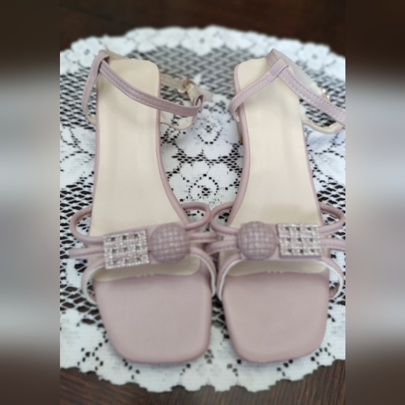 Nwot Low Heeled Lavender Sandals with Easy Hook Slip on Closure - Guximan? - Picture 6 of 12